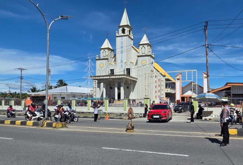 Petugas kepolisian mengatur lalu lintas saat ibadah Jumat Agung di Kabupaten Mimika, Papua Tengah. (Polda Papua)