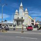 Petugas kepolisian mengatur lalu lintas saat ibadah Jumat Agung di Kabupaten Mimika, Papua Tengah. (Polda Papua)