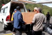 Proses evakuasi jenazah mantan Kapolsek Mulia yang menjadi korban penembakan di Kabupaten Puncak Jaya, Papua Tengah. (Satgas Damai Cartenz)