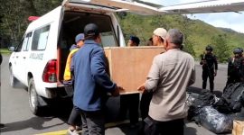 Proses evakuasi jenazah mantan Kapolsek Mulia yang menjadi korban penembakan di Kabupaten Puncak Jaya, Papua Tengah. (Satgas Damai Cartenz)