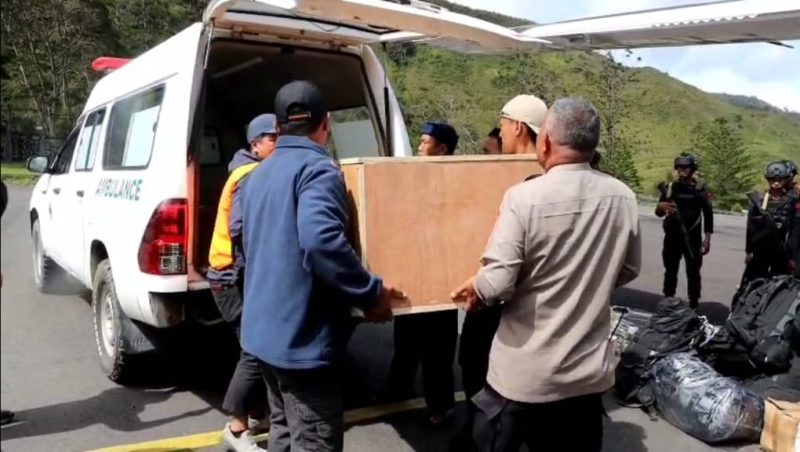Proses evakuasi jenazah mantan Kapolsek Mulia yang menjadi korban penembakan di Kabupaten Puncak Jaya, Papua Tengah. (Satgas Damai Cartenz)