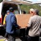 Proses evakuasi jenazah mantan Kapolsek Mulia yang menjadi korban penembakan di Kabupaten Puncak Jaya, Papua Tengah. (Satgas Damai Cartenz)