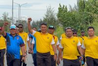 Kapolresta Jayapura Kota, Kombes Pol Victor Dean Mackbon saat jalan sehat bersama jajaran dan insan pers di Holtekamp. (Humas Polresta)