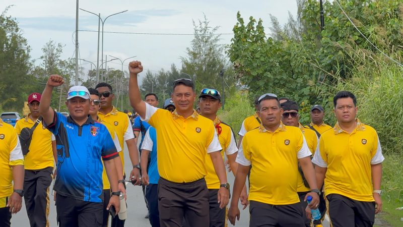 Kapolresta Jayapura Kota, Kombes Pol Victor Dean Mackbon saat jalan sehat bersama jajaran dan insan pers di Holtekamp. (Humas Polresta)