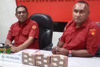 Asisten Tindak Pidana Khusus Kejati Papua, Nixon Mahuse (kiri) bersama Kepala Seksi Penyidikan, Valery Sawaki saat menggelar barang bukti uang sitaan terkait dugaan korupsi proyek venue Aero Sport Mimika. (Syaiful)