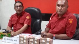 Asisten Tindak Pidana Khusus Kejati Papua, Nixon Mahuse (kiri) bersama Kepala Seksi Penyidikan, Valery Sawaki saat menggelar barang bukti uang sitaan terkait dugaan korupsi proyek venue Aero Sport Mimika. (Syaiful) 