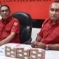 Asisten Tindak Pidana Khusus Kejati Papua, Nixon Mahuse (kiri) bersama Kepala Seksi Penyidikan, Valery Sawaki saat menggelar barang bukti uang sitaan terkait dugaan korupsi proyek venue Aero Sport Mimika. (Syaiful) 
