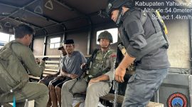 Aparat keamaan saat mengevakuasi saksi korban selamat dari serangan KKB di Kabupaten Yahukimo, Papua Pegunungan.