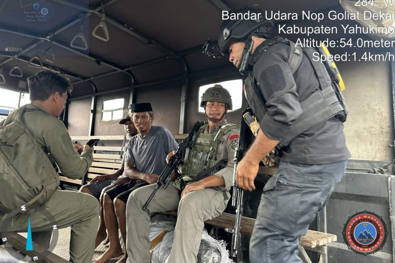 Aparat keamaan saat mengevakuasi saksi korban selamat dari serangan KKB di Kabupaten Yahukimo, Papua Pegunungan.