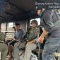 Aparat keamaan saat mengevakuasi saksi korban selamat dari serangan KKB di Kabupaten Yahukimo, Papua Pegunungan.