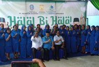 Direktur PT Air Minum Jayapura, Entis Sutisna foto bersama pada momen halal bihalal. (Syaiful)