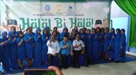 Direktur PT Air Minum Jayapura, Entis Sutisna foto bersama pada momen halal bihalal. (Syaiful)