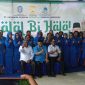 Direktur PT Air Minum Jayapura, Entis Sutisna foto bersama pada momen halal bihalal. (Syaiful)