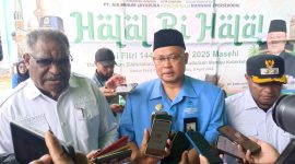 Direktur PT Air Minum Jayapura, Entis Sutisna bersama Walikota Jayapura Abisai Rollo dan Wakil Bupati Jayapura Haris Richard Yocku. (Syaiful)