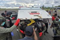 Proses evakuasi jenazah pendulang emas korban penyerangan KKB di Kabupaten Yahukimo, Papua Pegunungan. (Satgas Damai Cartenz)