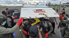 Proses evakuasi jenazah pendulang emas korban penyerangan KKB di Kabupaten Yahukimo, Papua Pegunungan. (Satgas Damai Cartenz)