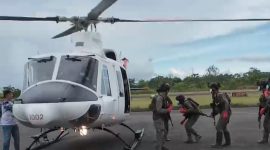 Personel Satgas Damai Cartenz melakukan persiapan evakuasi jenazah pendulang emas korban kekerasan KKB di Kabupaten Yahukimo. (Satgas Damai Cartenz)