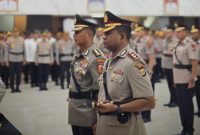Momen Kapolresta Jayapura Kota, AKBP AKBP Fredrickus Williamson Agustinus Maclarimboen usai menerima tongkat komando dari Kombes Pol Victor Dean Mackbon. (Humas Polresta)