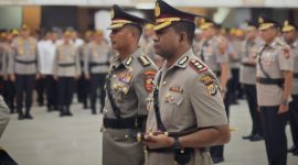 Momen Kapolresta Jayapura Kota, AKBP AKBP Fredrickus Williamson Agustinus Maclarimboen usai menerima tongkat komando dari Kombes Pol Victor Dean Mackbon. (Humas Polresta)