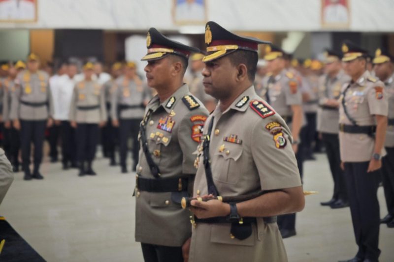 Momen Kapolresta Jayapura Kota, AKBP AKBP Fredrickus Williamson Agustinus Maclarimboen usai menerima tongkat komando dari Kombes Pol Victor Dean Mackbon. (Humas Polresta)