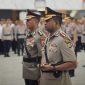 Momen Kapolresta Jayapura Kota, AKBP AKBP Fredrickus Williamson Agustinus Maclarimboen usai menerima tongkat komando dari Kombes Pol Victor Dean Mackbon. (Humas Polresta)