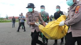 Aparat gabungan mengevakuasi jenazah pendulang emas korban pembantaian KKB di Kabupaten Yahukimo. (Satgas Damai Cartenz)