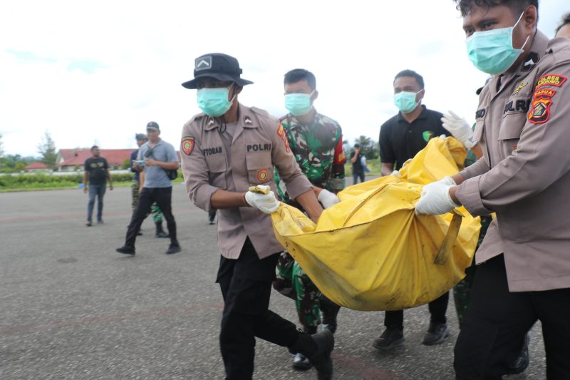 Aparat gabungan mengevakuasi jenazah pendulang emas korban pembantaian KKB di Kabupaten Yahukimo. (Satgas Damai Cartenz)