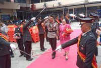 Tradisi pedang pora Polresta Jayapura Kota
melepas Kombes Victor Dean Mackbon, yang akan melangkah pindah tugas ke Bareskrim Polri, Senin 14 April 2024. (Syaiful)