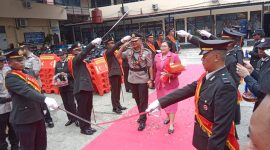 Tradisi pedang pora Polresta Jayapura Kota 
melepas Kombes Victor Dean Mackbon, yang akan melangkah pindah tugas ke Bareskrim Polri, Senin 14 April 2024. (Syaiful)