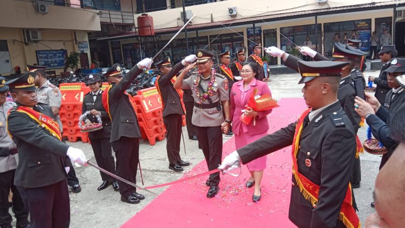 Tradisi pedang pora Polresta Jayapura Kota
melepas Kombes Victor Dean Mackbon, yang akan melangkah pindah tugas ke Bareskrim Polri, Senin 14 April 2024. (Syaiful)