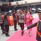 Tradisi pedang pora Polresta Jayapura Kota 
melepas Kombes Victor Dean Mackbon, yang akan melangkah pindah tugas ke Bareskrim Polri, Senin 14 April 2024. (Syaiful)