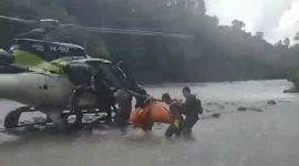 Detik-detik evakuasi jenazah pendulang emas korban pembantaian KKB di tengah sungai Kabupaten Yahukimo, Papua Pegunungan. (Satgas Damai Cartenz)