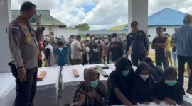 Proses penyerahan jenazah pendulang emas korban pembantaian KKB di Kabupaten Yahukimo, Papua Pegunungan, Senin 14 April 2025. (Satgas Damai Cartenz)