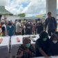 Proses penyerahan jenazah pendulang emas korban pembantaian KKB di Kabupaten Yahukimo, Papua Pegunungan, Senin 14 April 2025. (Satgas Damai Cartenz)