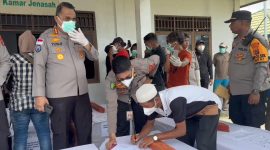 Proses penyerahan jenazah pendulang emas korban pembantaian KKB di Kabupaten Yahukimo, Papua Pegunungan, Senin 14 April 2025. (Satgas Damai Cartenz)