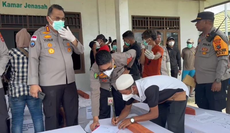 Proses penyerahan jenazah pendulang emas korban pembantaian KKB di Kabupaten Yahukimo, Papua Pegunungan, Senin 14 April 2025. (Satgas Damai Cartenz)