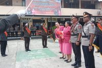 Kapolresta Jayapura Kota, AKBP Fredrickus Maclarimboen mengantarkan pejabat lama Kombes Victor Dean Mackbon dengan tradisi pedang pora, Senin 14 April 2025. (Syaiful)