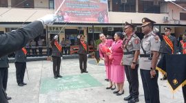Kapolresta Jayapura Kota, AKBP Fredrickus Maclarimboen mengantarkan pejabat lama Kombes Victor Dean Mackbon dengan tradisi pedang pora, Senin  14 April 2025. (Syaiful) 