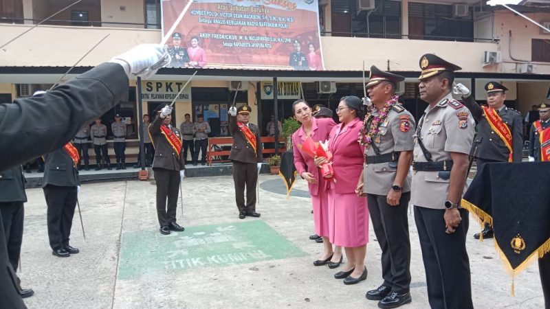 Kapolresta Jayapura Kota, AKBP Fredrickus Maclarimboen mengantarkan pejabat lama Kombes Victor Dean Mackbon dengan tradisi pedang pora, Senin 14 April 2025. (Syaiful)