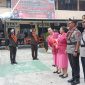 Kapolresta Jayapura Kota, AKBP Fredrickus Maclarimboen mengantarkan pejabat lama Kombes Victor Dean Mackbon dengan tradisi pedang pora, Senin  14 April 2025. (Syaiful) 