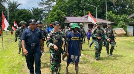 Momen anggota OPM wilayah Maybrat berinisial YSA saat kembali ke pangkuan NKRI. (Satgas Yonif 501/BY)