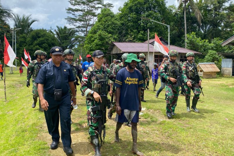 Momen anggota OPM wilayah Maybrat berinisial YSA saat kembali ke pangkuan NKRI. (Satgas Yonif 501/BY)