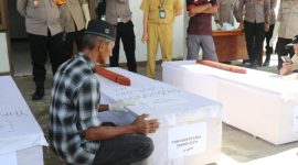 Keluarga korban pembantaian KKB Yahukimo menerima jenazah yang berhasil diidentifikasi Tim DVI Polri di RSUD Dekai. (Satgas Damai Cartenz) 