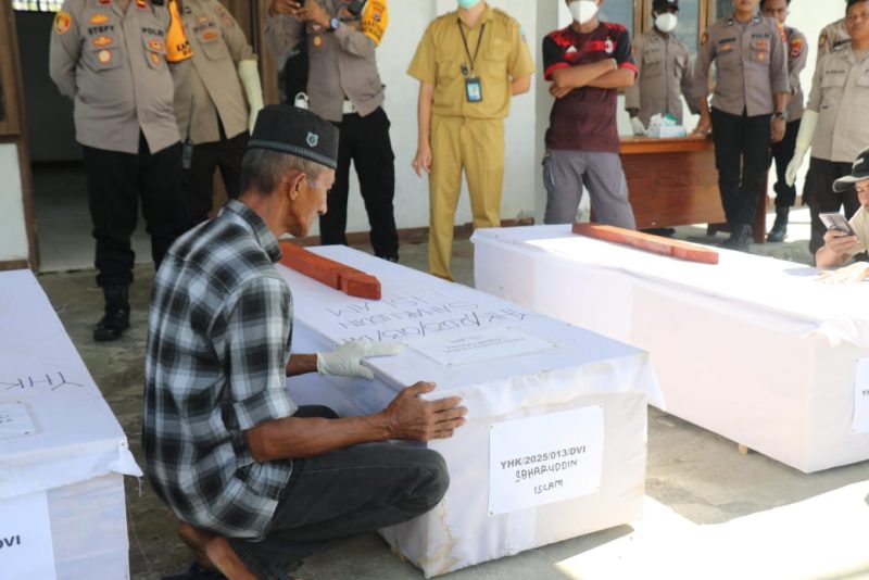 Keluarga korban pembantaian KKB Yahukimo menerima jenazah yang berhasil diidentifikasi Tim DVI Polri di RSUD Dekai. (Satgas Damai Cartenz) 
