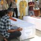 Keluarga korban pembantaian KKB Yahukimo menerima jenazah yang berhasil diidentifikasi Tim DVI Polri di RSUD Dekai. (Satgas Damai Cartenz) 