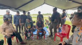Dua pendulang emas yang selamat dari serangan KKB di Kabupaten Yahukimo, Papua Pegunungan. (Satgas Damai Cartenz)