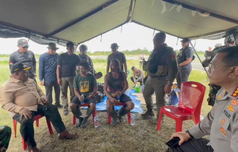 Dua pendulang emas yang selamat dari serangan KKB di Kabupaten Yahukimo, Papua Pegunungan. (Satgas Damai Cartenz)