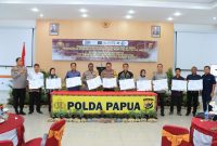 Kapolda Papua, Irjen Patrige Renwarin bersama BRI dan Developer usai teken kerjasama pemenuhan perumahan subsidi Polri. (Humas Polda Papua)