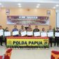 Kapolda Papua, Irjen Patrige Renwarin bersama BRI dan Developer usai teken kerjasama pemenuhan  perumahan subsidi Polri. (Humas Polda Papua)