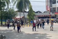 Aparat Polresta Sorong Kota saat meredam bentrok warga, Kamis 17 April 2025. (Ist)